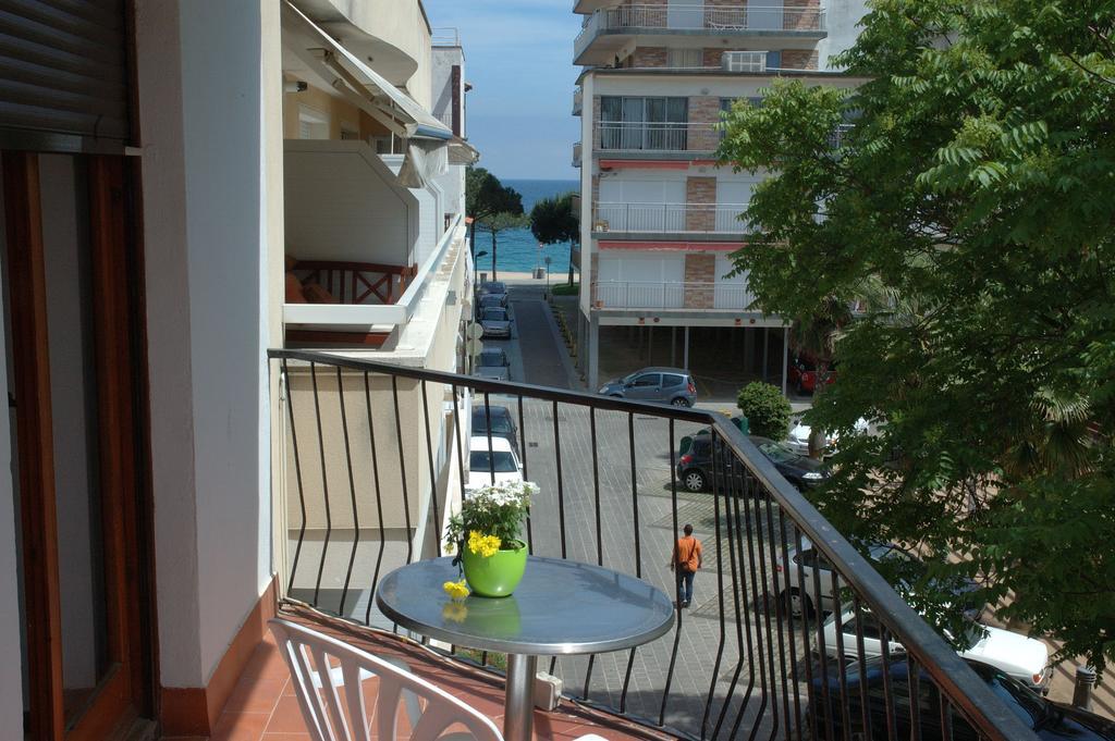 Hostal La Marina Платжа-д'Ару Екстер'єр фото